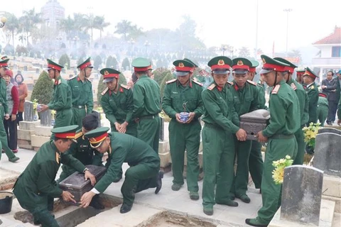 Dien Bien : inhumation des restes de 13 soldats volontaires et d'experts vietnamiens tombés au Laos