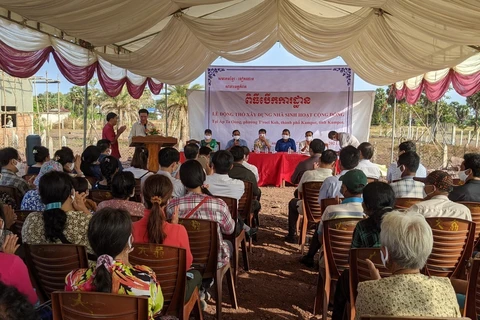 Construction d'une maison communautaire pour des personnes d'origine vietnamienne au Cambodge