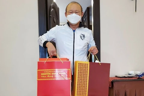 Football : le Premier ministre Nguyên Xuân Phuc offre des cadeaux du nouvel an à Park Hang-seo