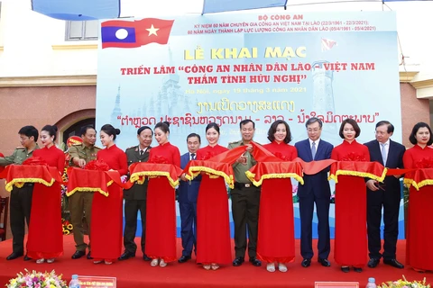 Ouverture de l'exposition "Police populaire Laos - Vietnam - Une amitié radieuse"