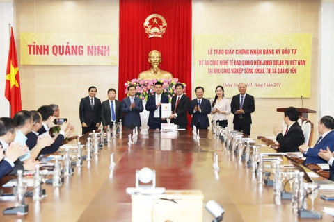 Quang Ninh délivre le certificat d'investissement à un projet de haute technologie