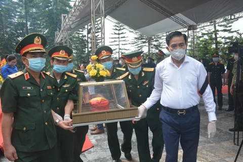 Centre: Inhumation des restes d'une centaine de soldats et experts vietnamiens tombés au Laos