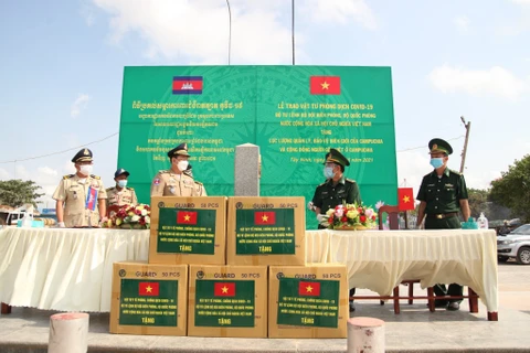 COVID-19: Les gardes-frontières de Tay Ninh remettent des fournitures médicales au Cambodge