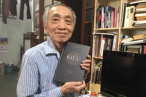 À presque 90 ans, Duong Tuong traduit le Kiêu en anglais