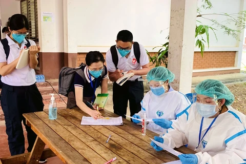 COVID-19: Laos exhorte les gens à se faire vacciner et Thaïlande s'efforce de produire le vaccin