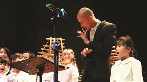 Suc sông moi ou nouvelle vitalité de l’orchestre aux instruments en bambou