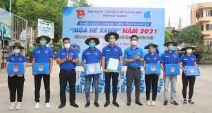 Des volontaires aident à lutter contre la pandémie à Ho Chi Minh-Ville