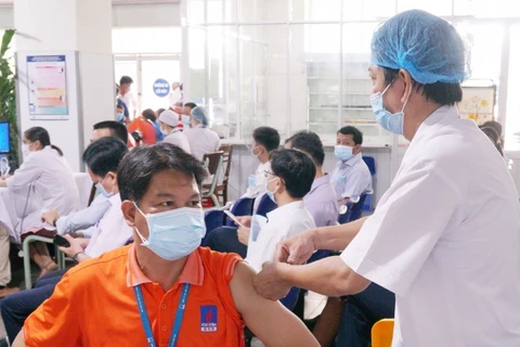 PetroVietnam lance la campagne de vaccination anti-COVID-19