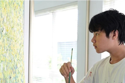 Le peintre de 14 ans Xeo Chu collecte 130.000 dollars pour la lutte contre le COVID-19