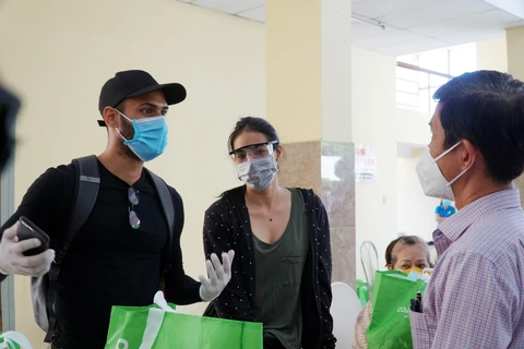 Ho Chi Minh-Ville : remise de cadeaux aux ressortissants étrangers touchés par le COVID-19 