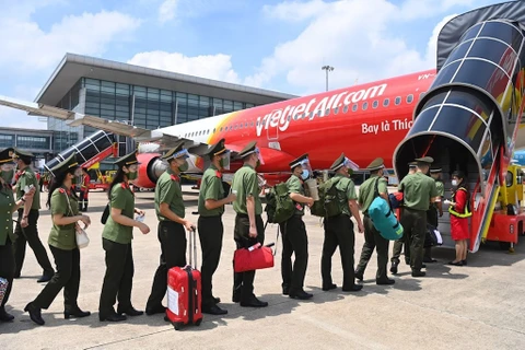 Vietjet Air transporte près de 1.000 policiers pour soutenir la lutte contre le COVID-19 à HCM-Ville