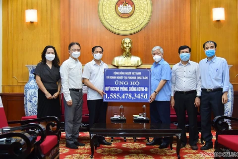 COVID-19 : don de 570.000 dollars de la communauté des Vietnamiens à l'étranger