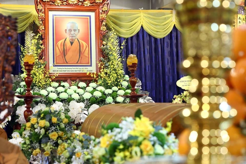 Le Président Nguyen Xuan Phuc rend un dernier hommage au vénérable Thich Pho Tue