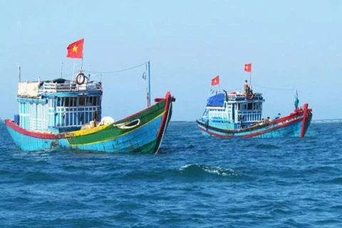 Da Nang: don de gilets de sauvetage polyvalents à des pêcheurs défavorisés