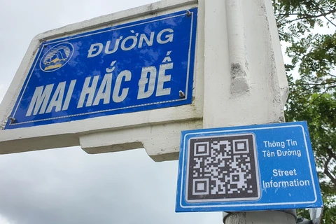 Da Nang: mise en place des codes QR sur les poteaux indicateurs