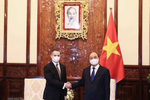 L'ambassadeur du Chili impressionné par la beauté du Têt traditionnel vietnamien