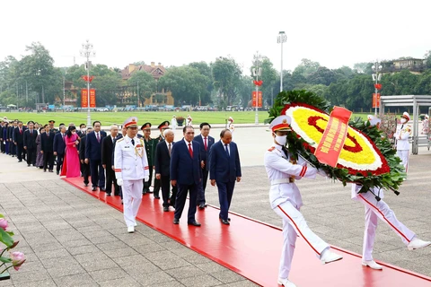 Des dirigeants rendent hommage au Président Ho Chi Minh à l’occasion de son 132e anniversaire