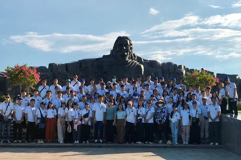 Des jeunes vietnamiens rendent hommage aux Mères héroïnes du Vietnam 