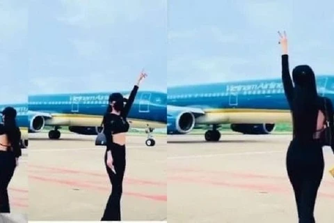 Une femme posant pour une vidéo TikTok sur le tarmac de l'aéroport interdite de vol
