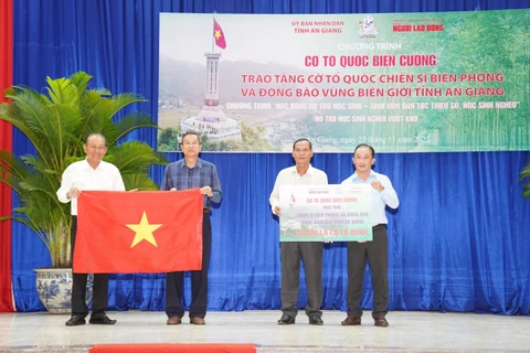 Remise de 10.000 drapeaux nationaux à An Giang