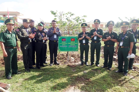 Échange d'amitié entre des jeunes gardes-frontières vietnamiens et cambodgiens