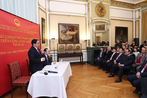 Le PM Pham Minh Chinh rencontre des Vietnamiens en Belgique