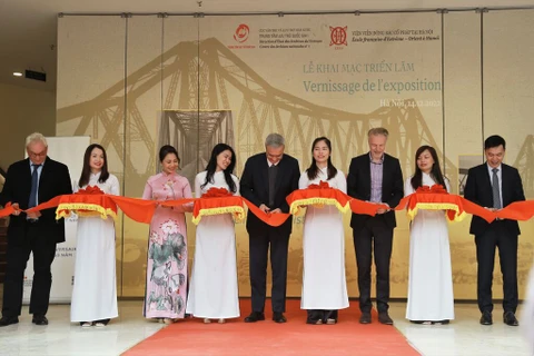 Archives : une exposition sur le pont Long Biên
