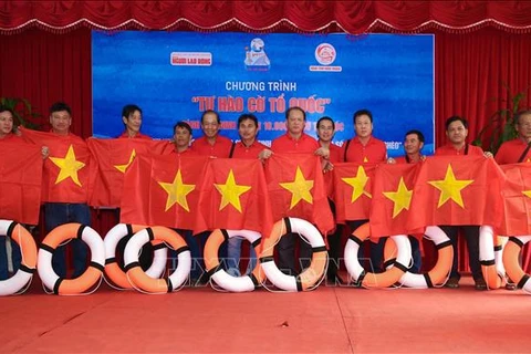 Dons spéciaux en drapeaux nationaux aux habitants et soldats à Ninh Thuân
