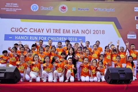 Des milliers de personnes participent à la Course pour les enfants Hanoi 2018