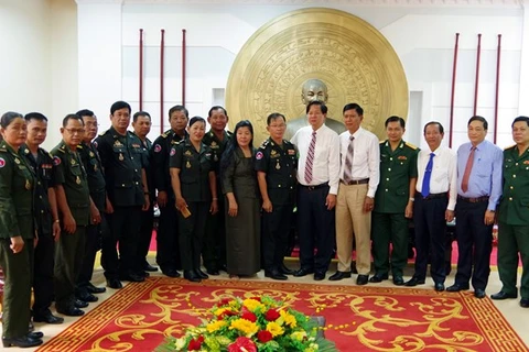 Des officiels cambodgiens partagent la joie du Nouvel An avec la province de Soc Trang