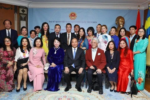 Le PM Nguyen Xuan Phuc rencontre des représentants de la communauté vietnamienne en Suède