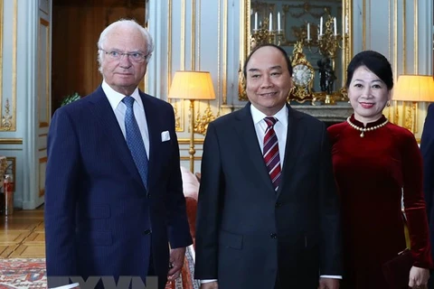 Entrevue entre le PM Nguyen Xuan Phuc et le roi suédois Carl XVI Gustav