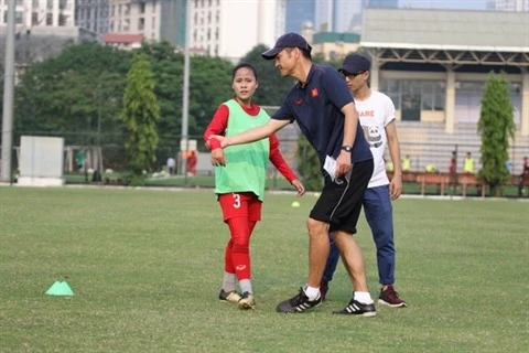 Football féminin: le Japonais Akira forme des jeunes vietnamiennes