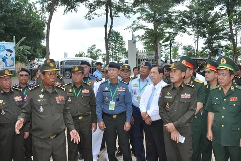 Des officiers cambodgiens en visite dans la province de Binh Phuoc