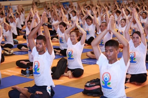 Près de 1 000 personnes pratiquent le yoga ensemble à Hanoi