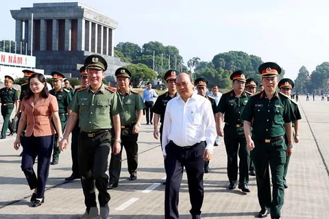 Le PM Nguyen Xuan Phuc vérifie les travaux de rénovation du mausolée du président Ho Chi Minh