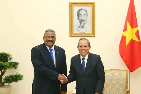 Le vice-PM permanent Truong Hoa Binh rencontre le président de la Cour populaire suprême de Cuba