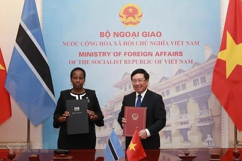  Entretien entre les ministres des AE du Vietnam et du Botswana