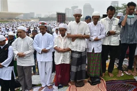 Les Indonésiens prient pour la pluie au milieu des feux de forêt
