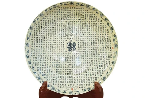 Une plaque en céramique de Chu Dâu remporte le record du monde Guinness