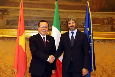Le vice-président de l’AN Phung Quoc Hien rencontre les dirigeants de la chambre basse italienne