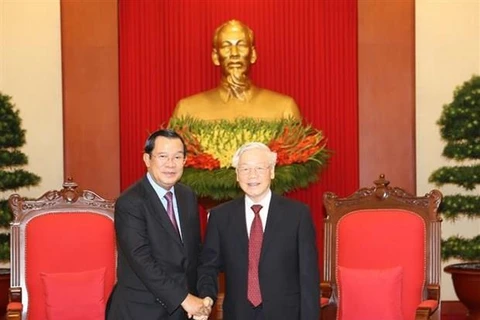  Le dirigeant Nguyen Phu Trong reçoit le Premier ministre cambodgien Hun Sen