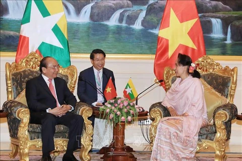 Le Premier ministre Nguyen Xuan Phuc s'entretient avec la conseillère d'État du Myanmar