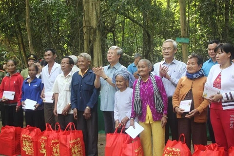 Têt : Des dirigeants offrent des cadeaux aux habitants des localités