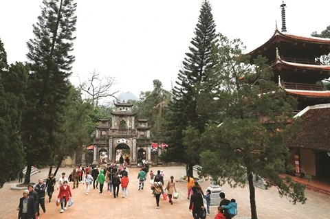 Se rendre à la pagode pour le Nouvel An, une belle tradition du Vietnam