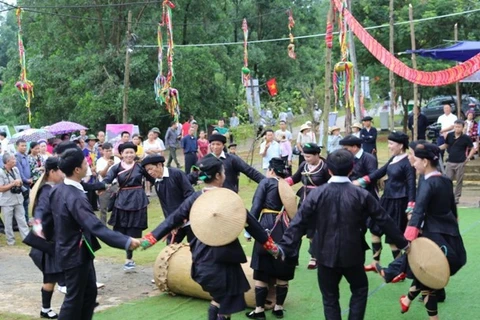  La danse au tambour des Giay