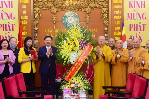 Naissance de Bouddha : le secrétaire du Comité du Parti de Hanoi présente ses salutations
