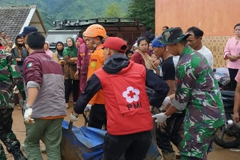 Indonésie : au moins deux morts, des dizaines de disparus dans un glissement de terrain 