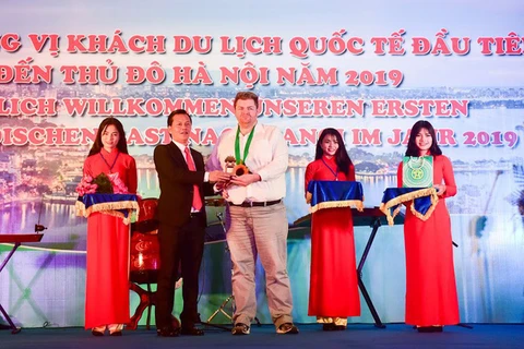 2019 : Accueil des premiers touristes étrangers à Hanoï, à HCM-Ville et à Thua Thien-Hue