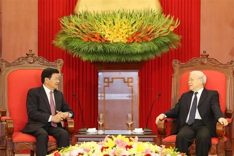 Le secrétaire général du Parti et président vietnamien Nguyen Phu Trong reçoit le PM laotien